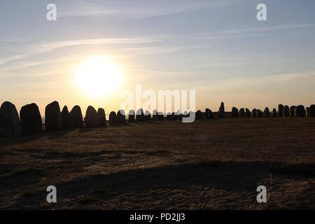 2 août 2018 Kaseberga , Suède Ales Stenar (ALE) pierres de Stonehenge suédois appelé aussi complexe à la colline, sur la côte de la mer Baltique. Ales Stenat Banque D'Images