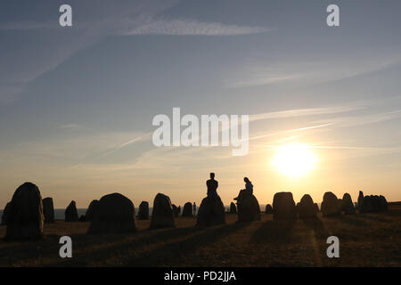 2 août 2018 Kaseberga , Suède Ales Stenar (ALE) pierres de Stonehenge suédois appelé aussi complexe à la colline, sur la côte de la mer Baltique. Ales Stenat Banque D'Images