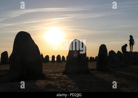 2 août 2018 Kaseberga , Suède Ales Stenar (ALE) pierres de Stonehenge suédois appelé aussi complexe à la colline, sur la côte de la mer Baltique. Ales Stenat Banque D'Images