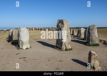 2 août 2018 Kaseberga , Suède Ales Stenar (ALE) pierres de Stonehenge suédois appelé aussi complexe à la colline, sur la côte de la mer Baltique. Ales Stenat Banque D'Images