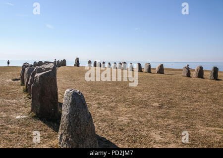 2 août 2018 Kaseberga , Suède Ales Stenar (ALE) pierres de Stonehenge suédois appelé aussi complexe à la colline, sur la côte de la mer Baltique. Ales Stenat Banque D'Images