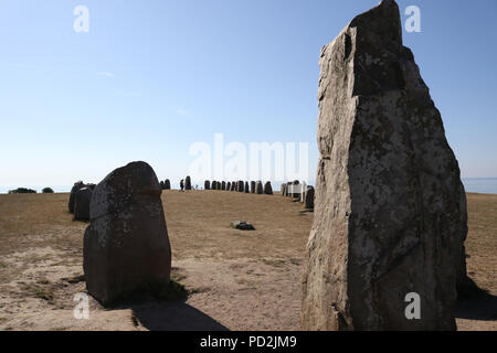 2 août 2018 Kaseberga , Suède Ales Stenar (ALE) pierres de Stonehenge suédois appelé aussi complexe à la colline, sur la côte de la mer Baltique. Ales Stenat Banque D'Images