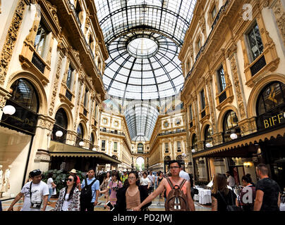 Magasins et restaurants dans la Galleria Vittorio Emanuele II, l'Italie, l'italien Banque D'Images