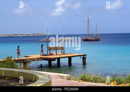 Yachts amarrés au large de Kralendijk, la capitale de l'île de Bonaire Banque D'Images