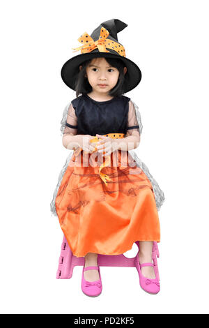 Portrait si petite fille asiatique avec robe sorcière halloween et hat isolated over white background Banque D'Images