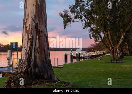 Un lever de soleil sur la rivière Murray à La Bruyere l'Australie du Sud le 6 août 2018 Banque D'Images