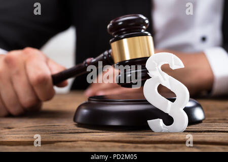 Close-up of a white paragraphe figure devant le juge de substitution, gavel Banque D'Images