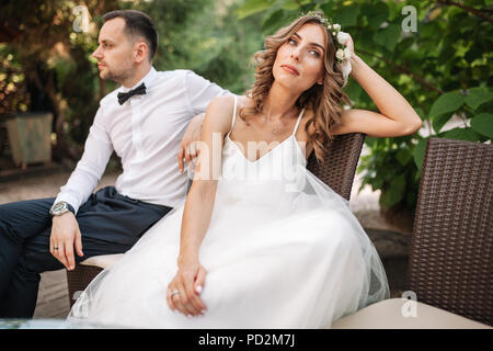 Senior coupe assis sur un canapé en colère contre l'autre dans un milieu d'un argument. Jeune couple en plein air concept problème. Banque D'Images