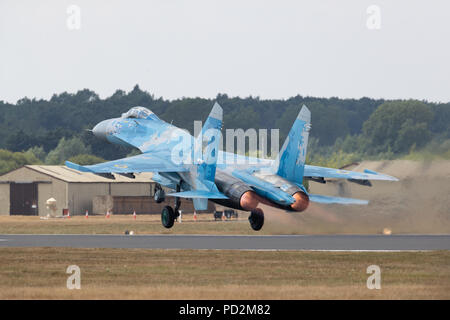 La Force aérienne ukrainienne Sukhoi SU-27 Flanker prend son départ de la piste principale du RIAT 2018 Fairford Banque D'Images