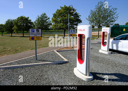 Topsham, Devon, UK. Situé dans la station de compresseur Tesla Fléchettes Farm Banque D'Images