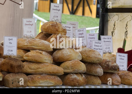 Assortiment de pains sur un étal du marché Banque D'Images