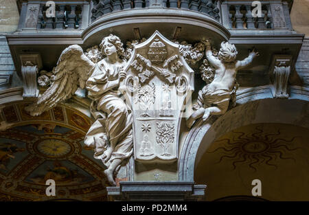 Anges soutenant l'emblème du pape Alexandre VII, dans la Basilique de Santa Maria del Popolo à Rome, Italie. Banque D'Images