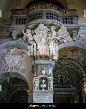 Anges soutenant l'emblème du pape Alexandre VII, dans la Basilique de Santa Maria del Popolo à Rome, Italie. Banque D'Images