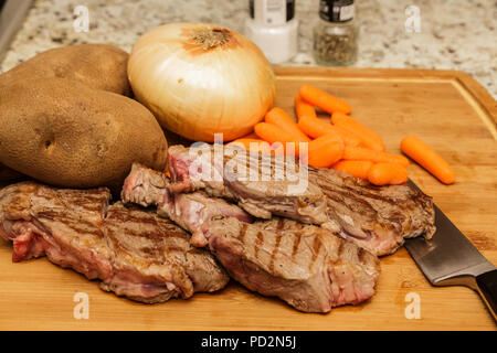 Trois Chuck Steaks avec légumes Banque D'Images