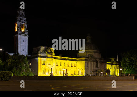 Une vue générale de l'hôtel de ville de Cardiff, Pays de Galles, Royaume-Uni, allumé en jaune pour célébrer cyclist Geraint Thomas' tour de France victoire. Banque D'Images