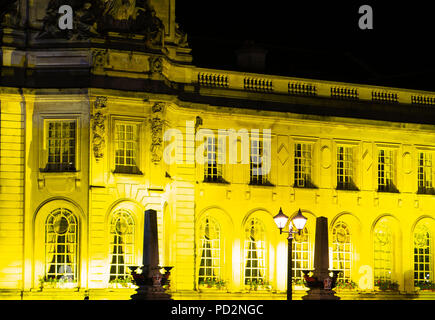 Une vue générale de l'hôtel de ville de Cardiff, Pays de Galles, Royaume-Uni, allumé en jaune pour célébrer cyclist Geraint Thomas' tour de France victoire. Banque D'Images