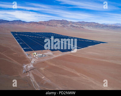 Une vue aérienne d'une installation photovoltaïque l'énergie solaire sur le désert d'Atacama au Chili, en essayant d'obtenir l'énergie du soleil à l'énergie solaire Banque D'Images