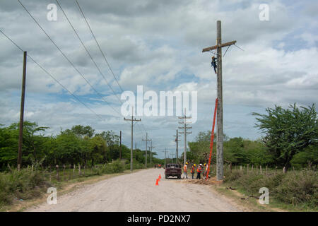 Les travailleurs qui travaillent dans les tours pour la connexion de nouvelle ligne de distribution de l'électricité à la région rurale du Honduras Banque D'Images