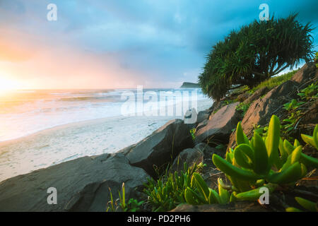 Lever de soleil sur Seven Mile Beach Banque D'Images