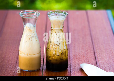 Café dans vintage bootle sur table en bois Banque D'Images