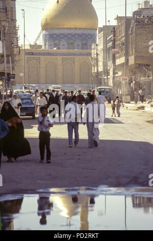 Kerbala, Irak - Octobre 1995 - L'irakien ayant du mal à maintenir le niveau de vie en raison de la stricte des sanctions des Nations Unies imposées durant les années 1990 en raison de l'invasion du Koweït en 1990. Banque D'Images