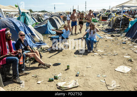 Le Danemark, Roskilde - Juillet 7, 2018. L'atmosphère dans le camp est grand lors de la Danish music festival Festival de Roskilde 2018. ici il est temps pour la bière au bowling. (Photo crédit : Gonzales Photo - Peter Troest). Banque D'Images