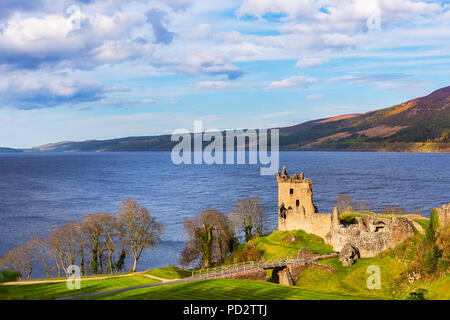 Le Château d'Urquhart à Loich Ness dans les highlands écossais Banque D'Images