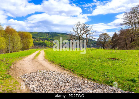 Chemin de sable le long de la rivière Spey près du village de Rothes Banque D'Images