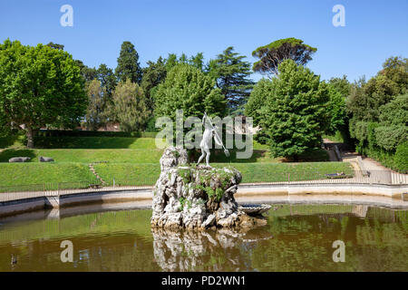 La "Fontaine de Neptune' siècle XVI ème, dans les jardins de Boboli à Florence. Elle est ornée d'une statue en bronze de l'armée de Dieu d'un trident. Banque D'Images