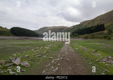 Au niveau de l'eau faible Haweswater révèle le reste de vert Mardale Banque D'Images