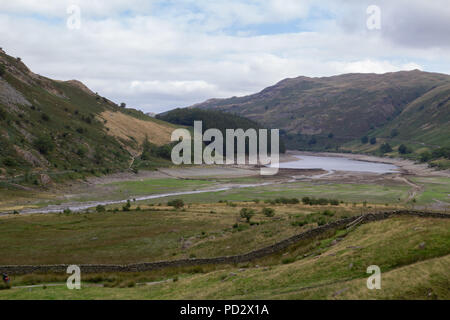 Au niveau de l'eau faible Haweswater révèle le reste de vert Mardale Banque D'Images