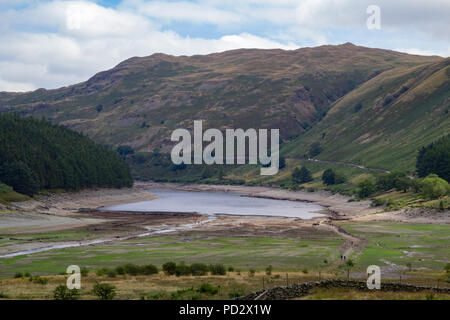 Au niveau de l'eau faible Haweswater révèle le reste de vert Mardale Banque D'Images