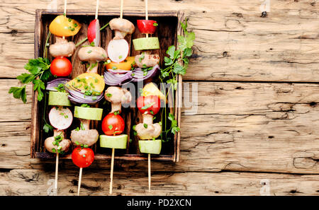 Brochettes de légumes grillés en brochettes avec des tomates, poivrons, courgettes, champignons et l'oignon.régime végétalien.Légumes kebab Banque D'Images