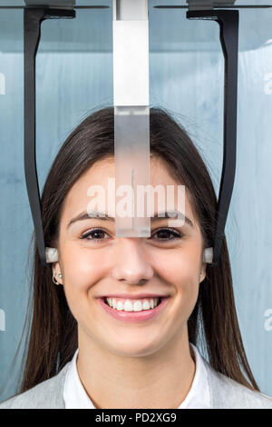 Face Close up shot of girl prenant la radiographie dentaire sur panorama céphalométrique machine en clinique. Banque D'Images