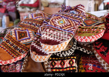 Close up of pile of belle main en laine tricoté-chaussettes fantaisie albanaise traditionnelle avec des modèles colorés en vente en magasin de souvenirs Banque D'Images