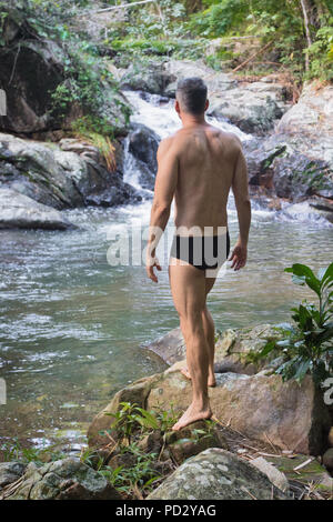 L'homme par l'eau dans la forêt, Guaiuba, Ceara, Brésil Banque D'Images