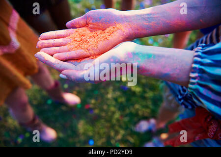 Jeune femme aux creux des mains tenant à la poudre de craie de couleur Holi Festival, Close up of hands Banque D'Images