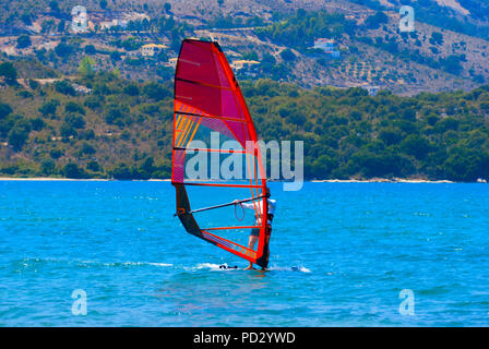 La planche sur le bord à la voile se déplace à une vitesse le long de la surface de la mer Banque D'Images