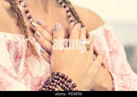 Femme couvrant poitrine avec les mains Banque D'Images