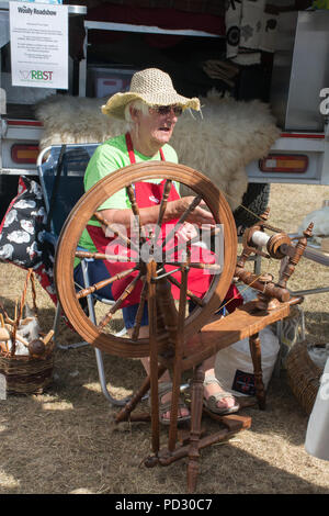 Femme qui a fait la démonstration de l'artisanat de la laine tournoyante au Countryfile Live 2018, Royaume-Uni Banque D'Images