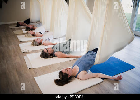 Les femmes qui font du yoga à antenne retreat Banque D'Images