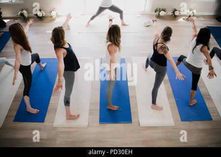 Les femmes à yoga retreat Banque D'Images