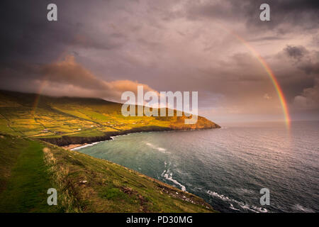 Vue panoramique de Coumeenole Beach avec rainbow, Slea Head Drive, Dingle, Kerry, Irlande Banque D'Images