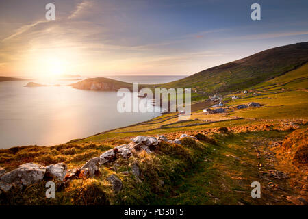 Coumeenole plage au coucher du soleil, Slea Head Drive, Dingle, Kerry, Irlande Banque D'Images