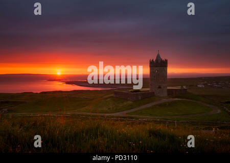 Le Château de Doonagore au coucher du soleil, Doolin, Clare, Irlande Banque D'Images