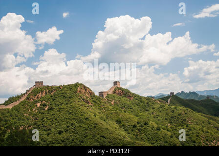 La Grande Muraille de Chine, à Jinshanling, une randonnée à pied et l'une des parties les mieux préservées de la Grande Muraille avec de nombreux éléments d'origine. Banque D'Images