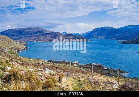 Vue proche sur le Loch Glendhu Kylestrome vers la pile de Glencoul visible sur l'horizon, Sutherland, les Highlands écossais, le cerf clôture en premier plan. Banque D'Images