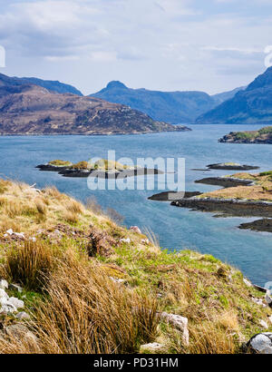 Voir à partir de la colline au-dessus de Kylestrome sur le Loch Glendhu à marée basse à la pile de Glencoul, Sutherland, Highlands, Scotland UK. Banque D'Images