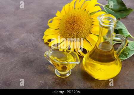 L'huile organique d'or dans un petit pot en verre, de tournesol. L'agriculture, la production de pétrole. Bio et concept organique du produit. Banque D'Images