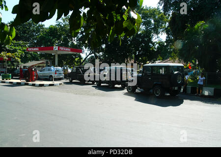 Lombok, Indonésie. Une ligne de véhicules attend pour faire le plein d'essence à une station essence Pertamina sur l'île de Lombok. Banque D'Images